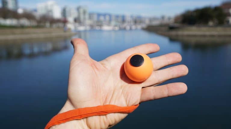 A knob handle is a good choice if you want to toss the poi in the air