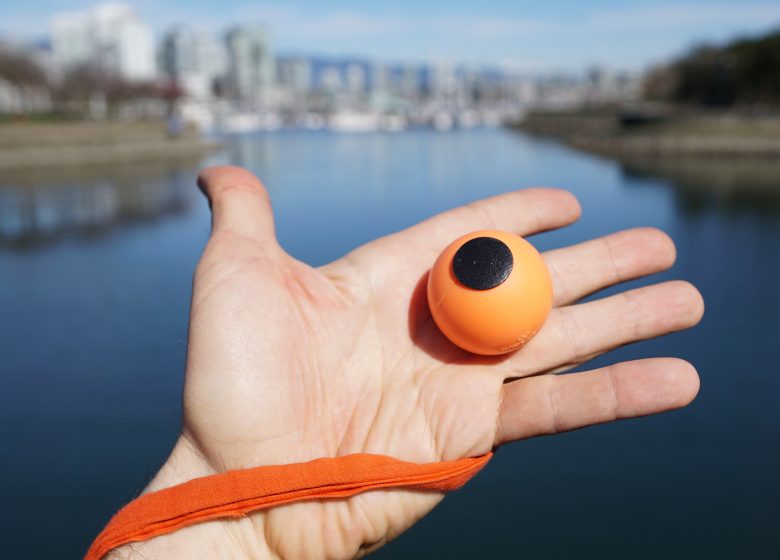 A knob handle is a good choice if you want to toss the poi in the air